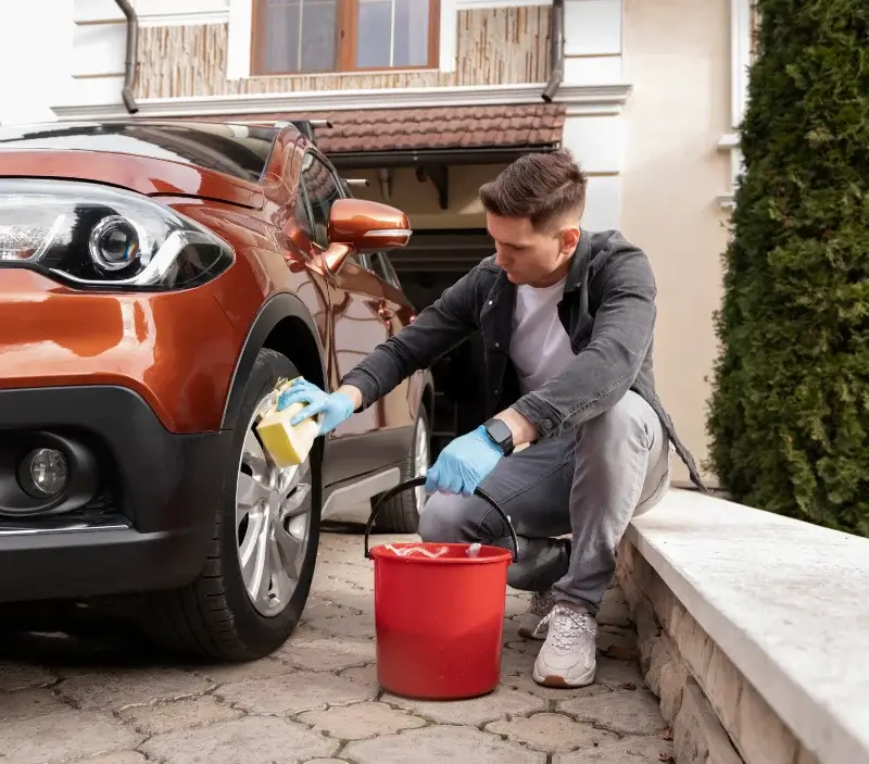 Lavage auto à domicile Blaison-Saint-Sulpice : professionnel intervenant sur un véhicule